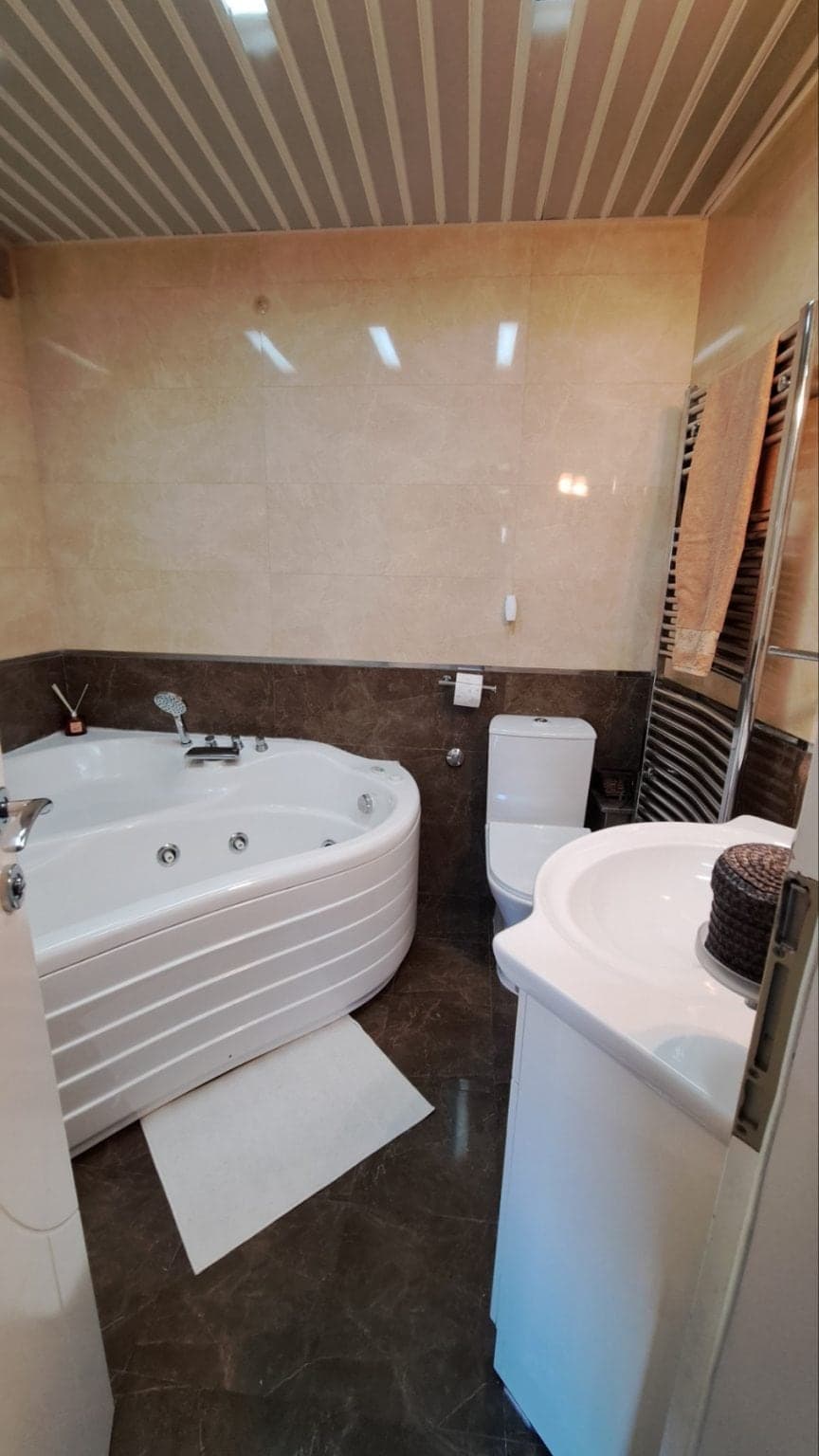 Стан 86м2 во Центар - За Изнајмување - Центар - Слика 12