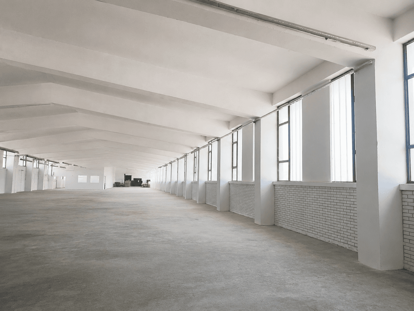 Се изнајмува  магацински простор со површина од 1.500 м² - 3