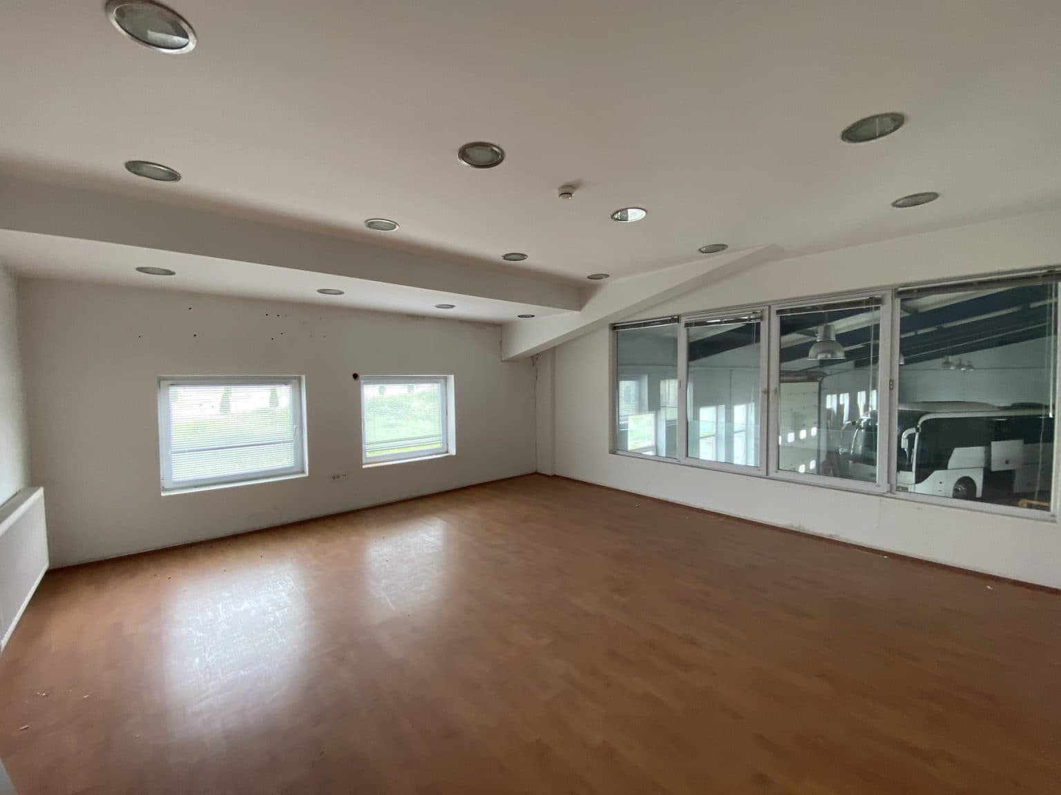 Warehouse in Butel 700m2 - For Sale - Butel - Image 4