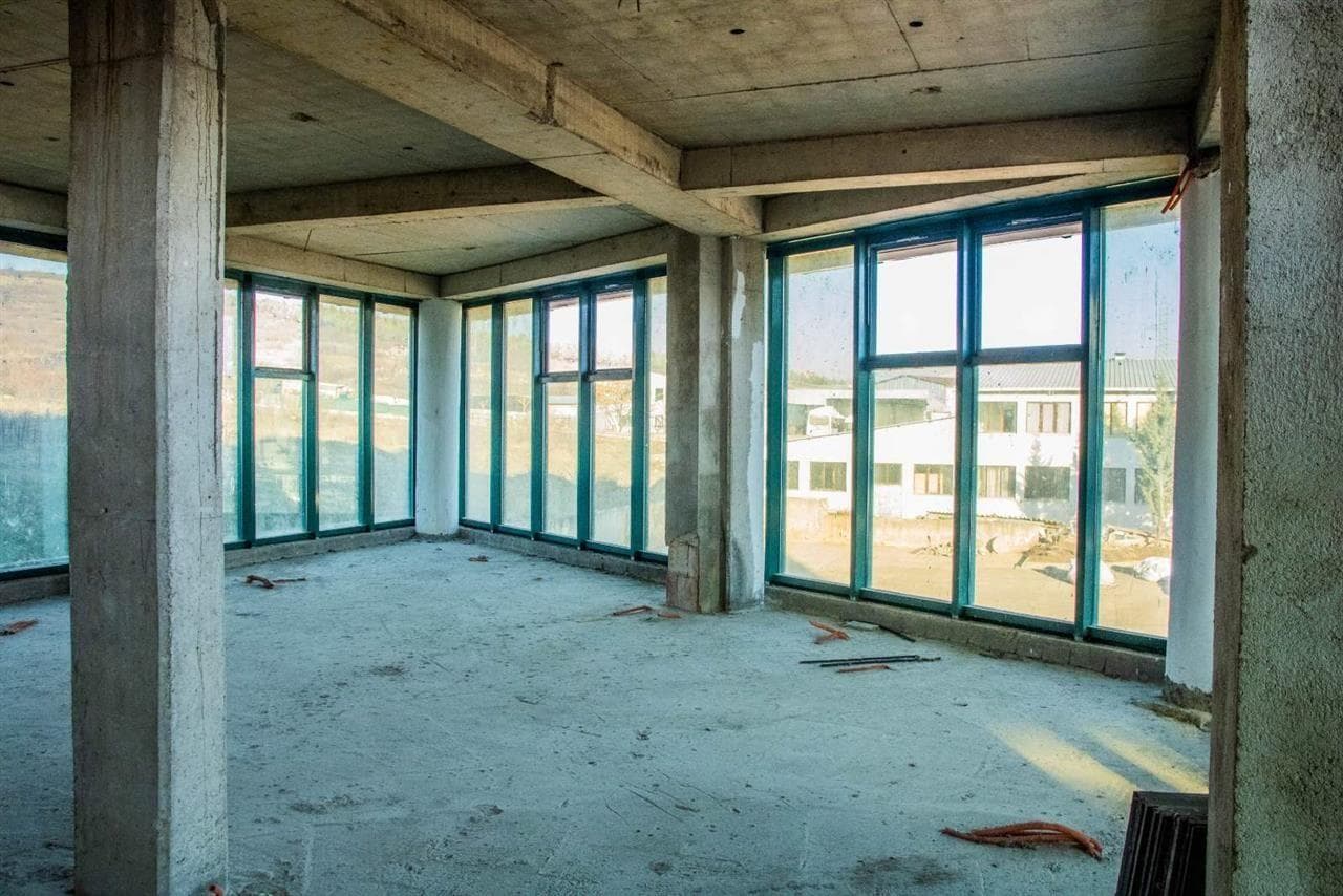 Деловен објект 1354м2 во Кочани - За Изнајмување - Штип