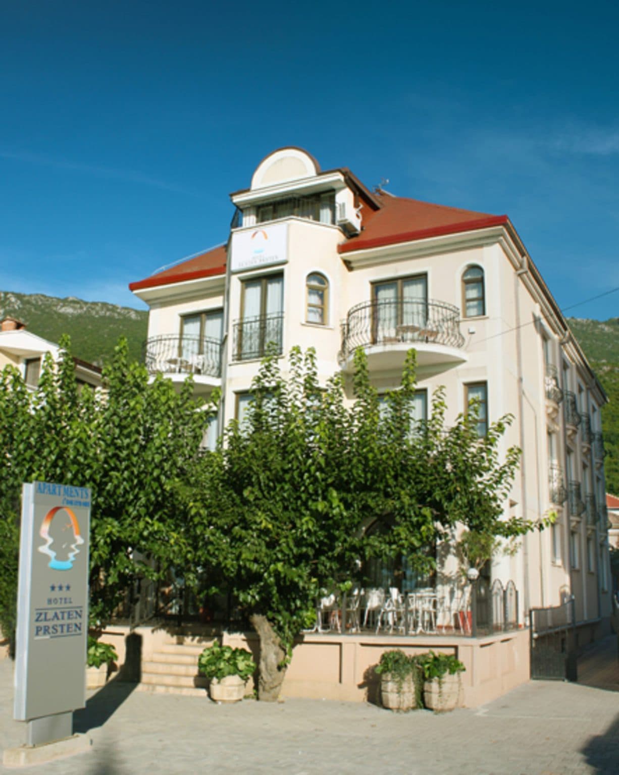 Boutique hotel 740m2 in Peshtani Ohrid - For Sale - Ohrid