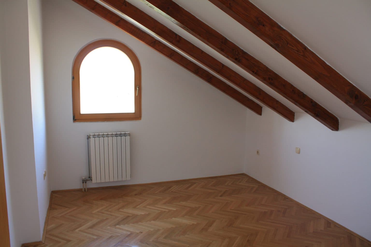 House on excellent location in Taftalidze - For Rent - Karposh - Image 29