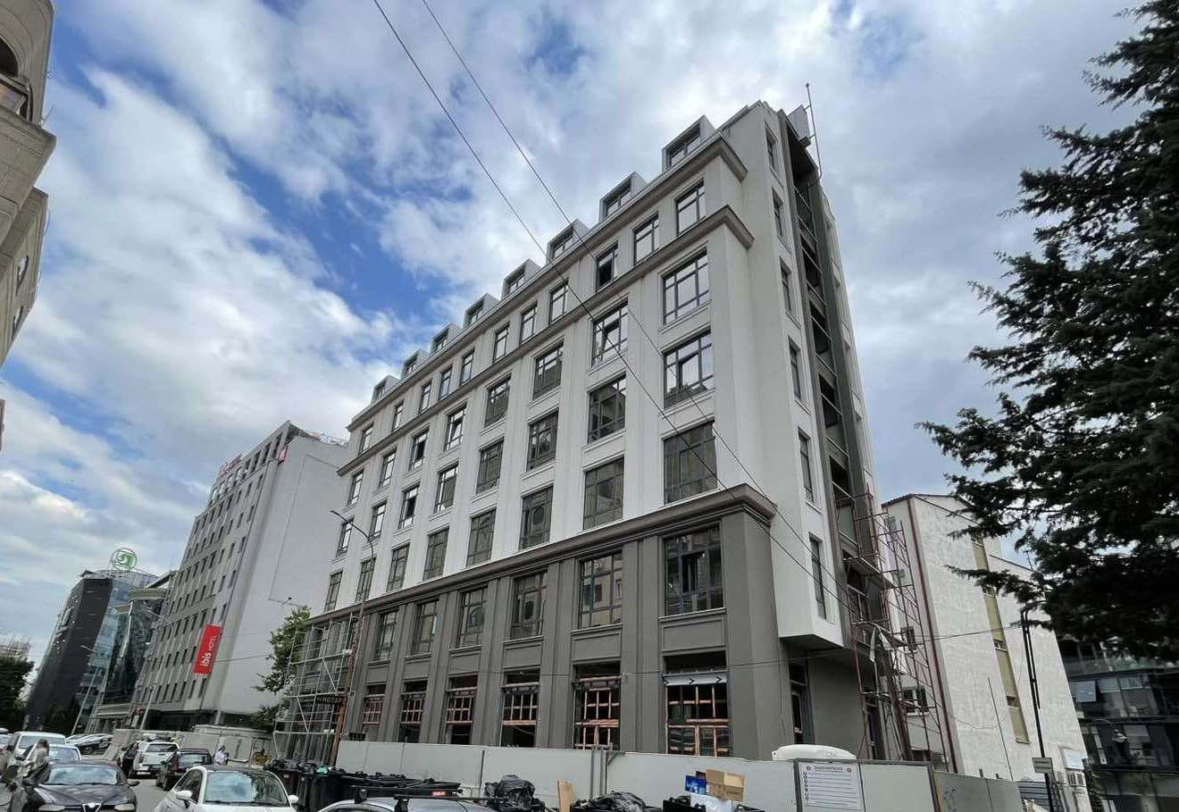 Нова премиум деловна зграда во Центар - За Изнајмување - Центар