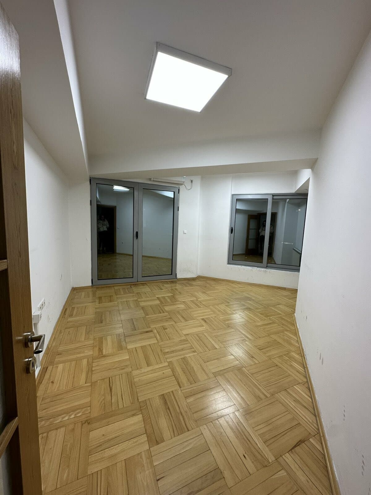 Деловен простор 193м2 во Центар - За Изнајмување - Центар - Слика 4