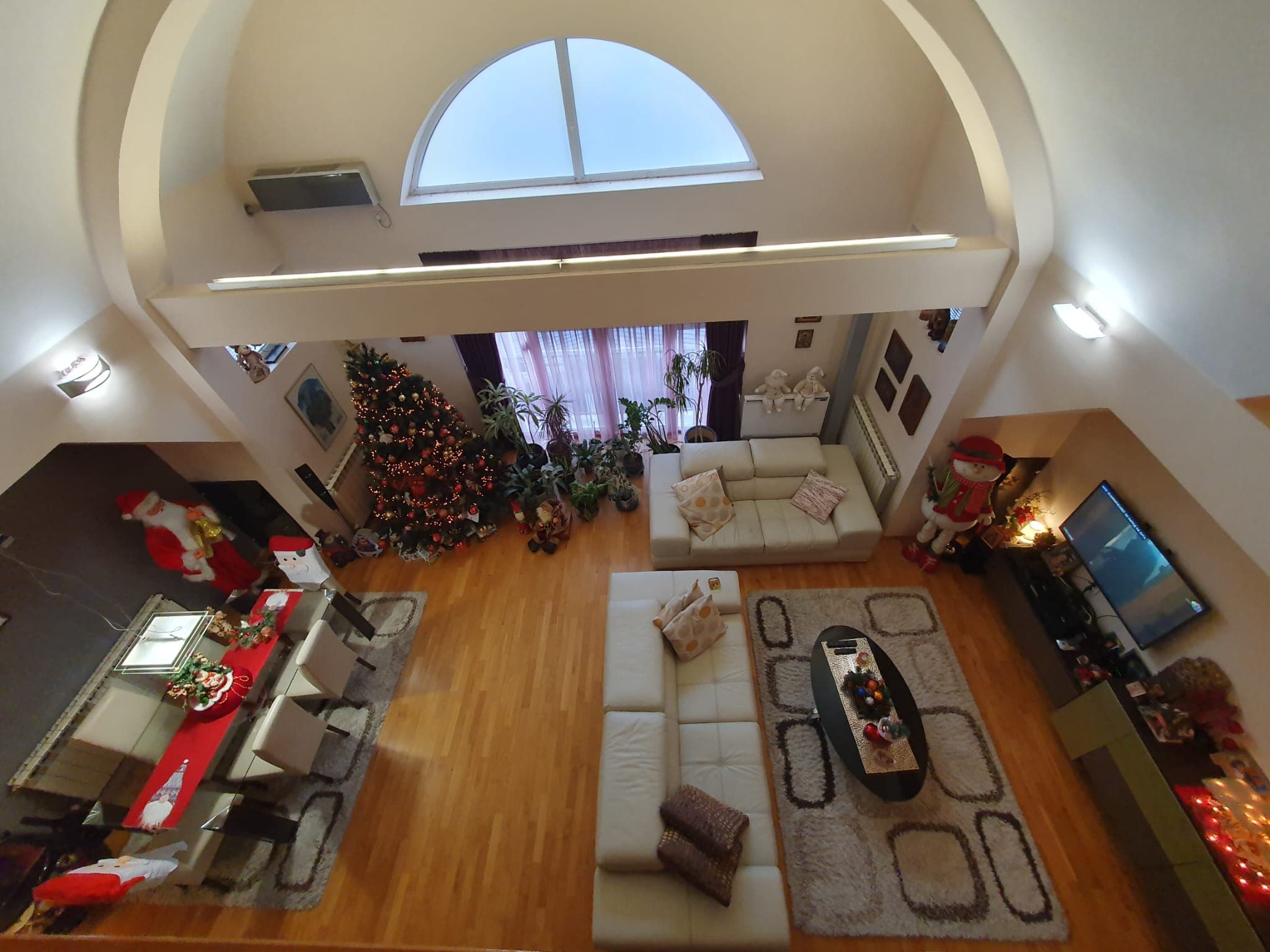 Куќа 350м2 на Водно - За Продажба - Центар