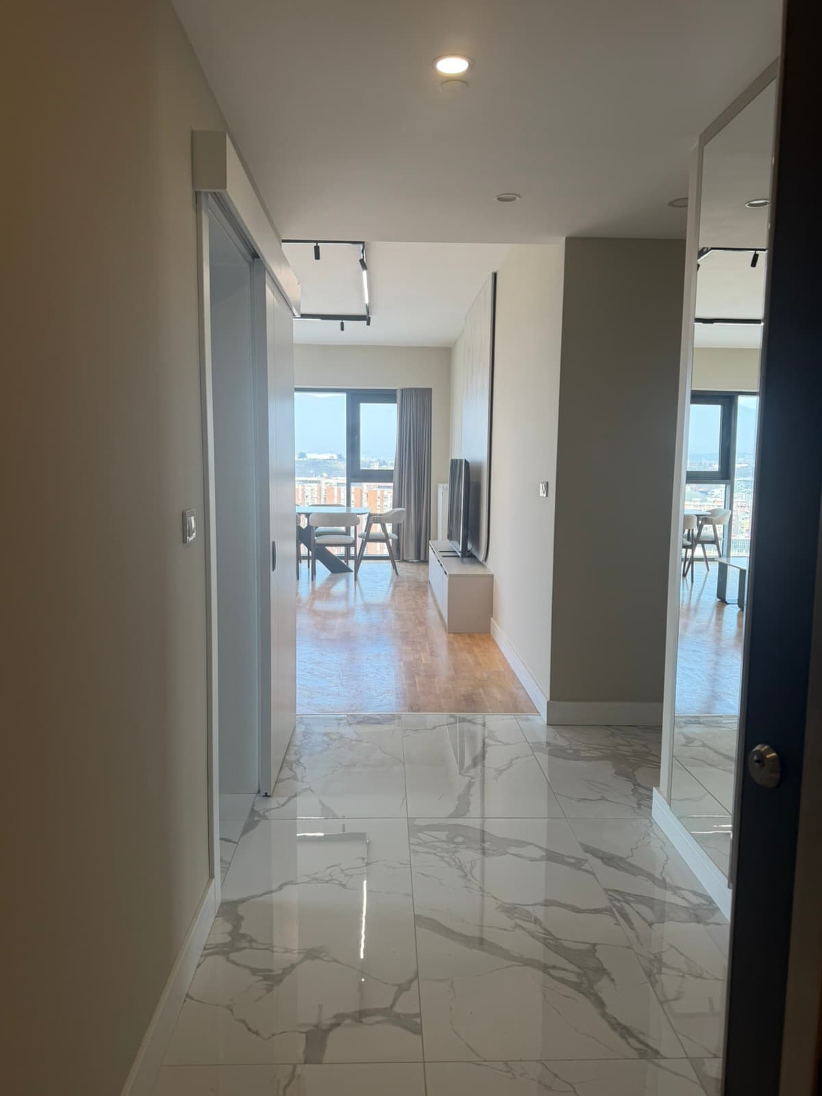 Стан 106м2 во Diamond - За Изнајмување - Центар - Слика 2