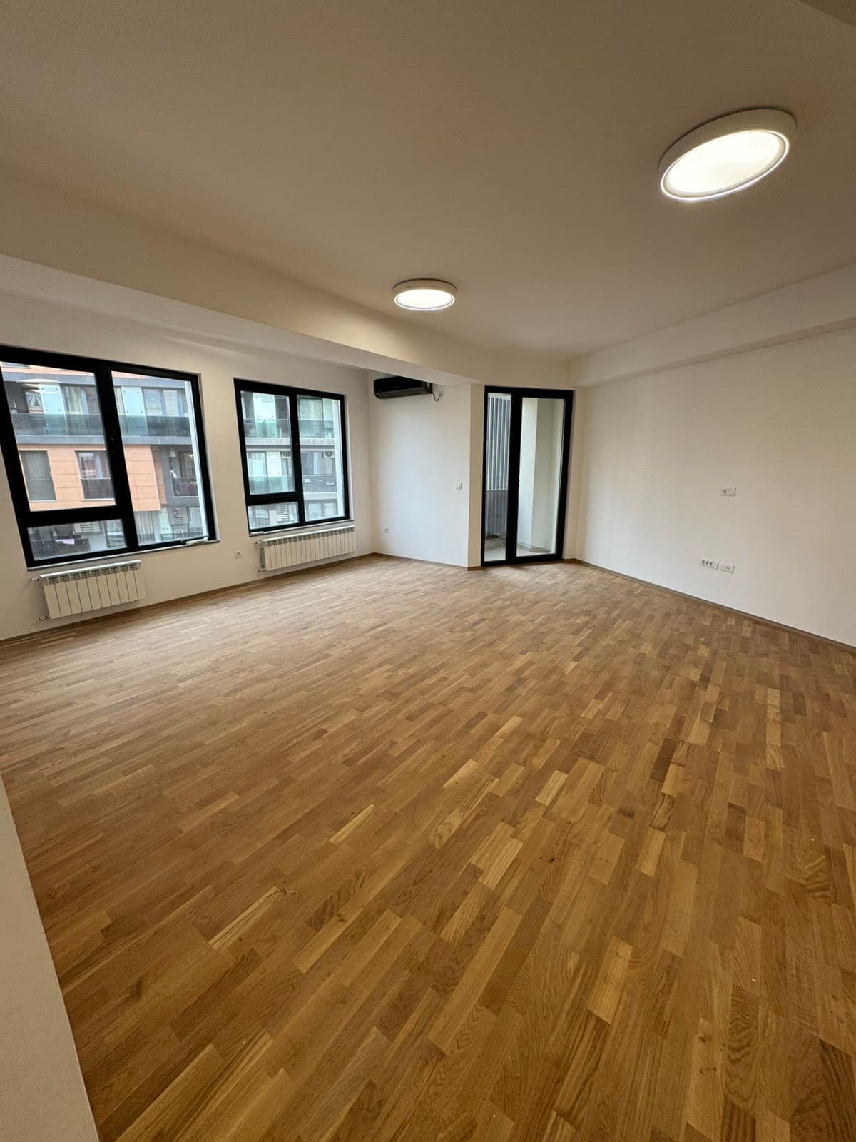 Стан 87м2 во Центар - За Изнајмување - Центар - Слика 8