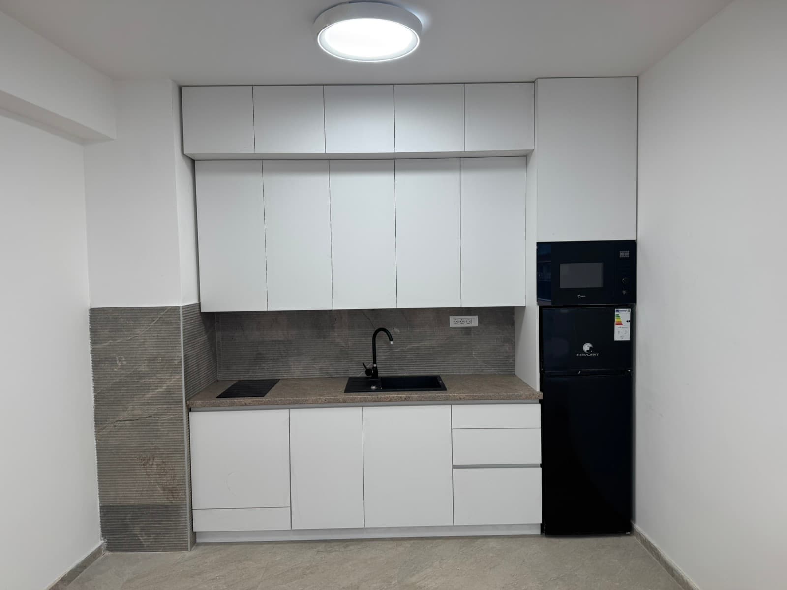 Стан 87м2 во Центар - За Изнајмување - Центар - Слика 11