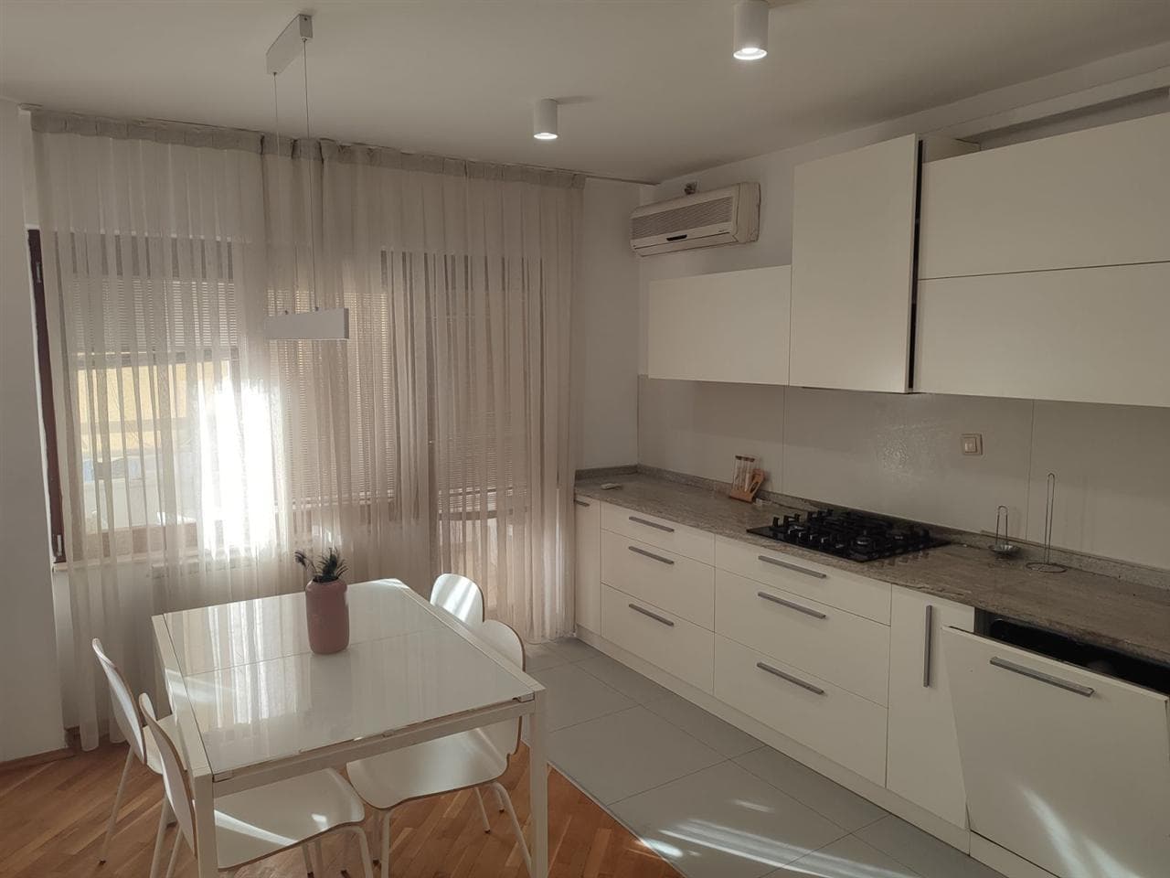 Стан 85м2 во Центар - 3