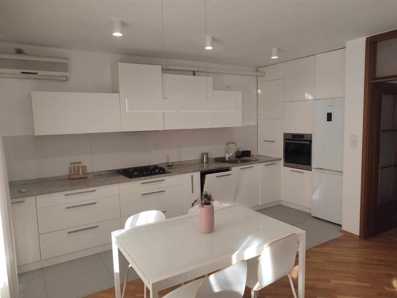 Стан 85м2 во Центар - За Изнајмување - Центар - Слика 4