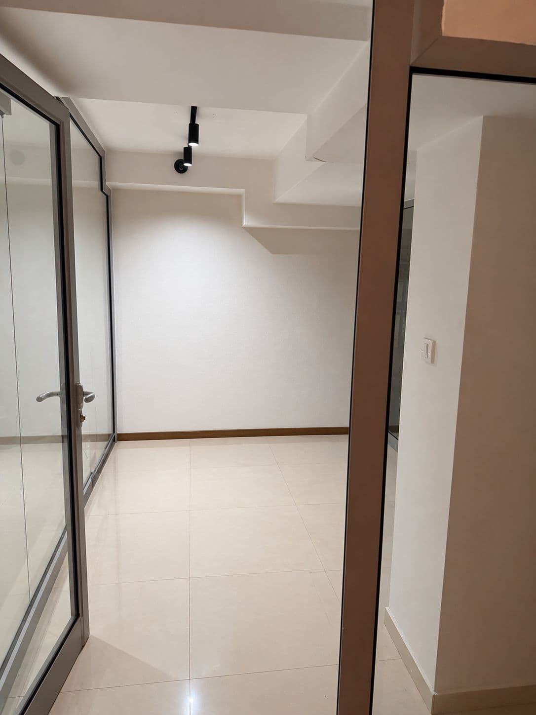 Се изнајмува деловен простор во Центар - За Изнајмување - Слика 8