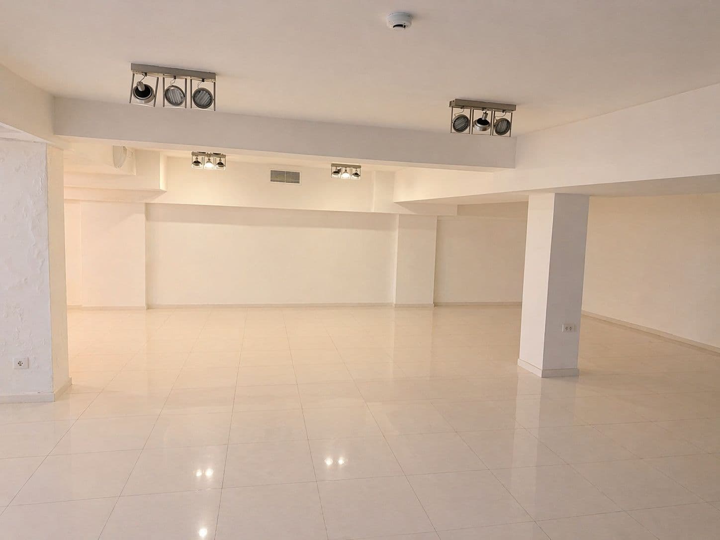 Се изнајмува деловен простор во Центар - За Изнајмување - Слика 9