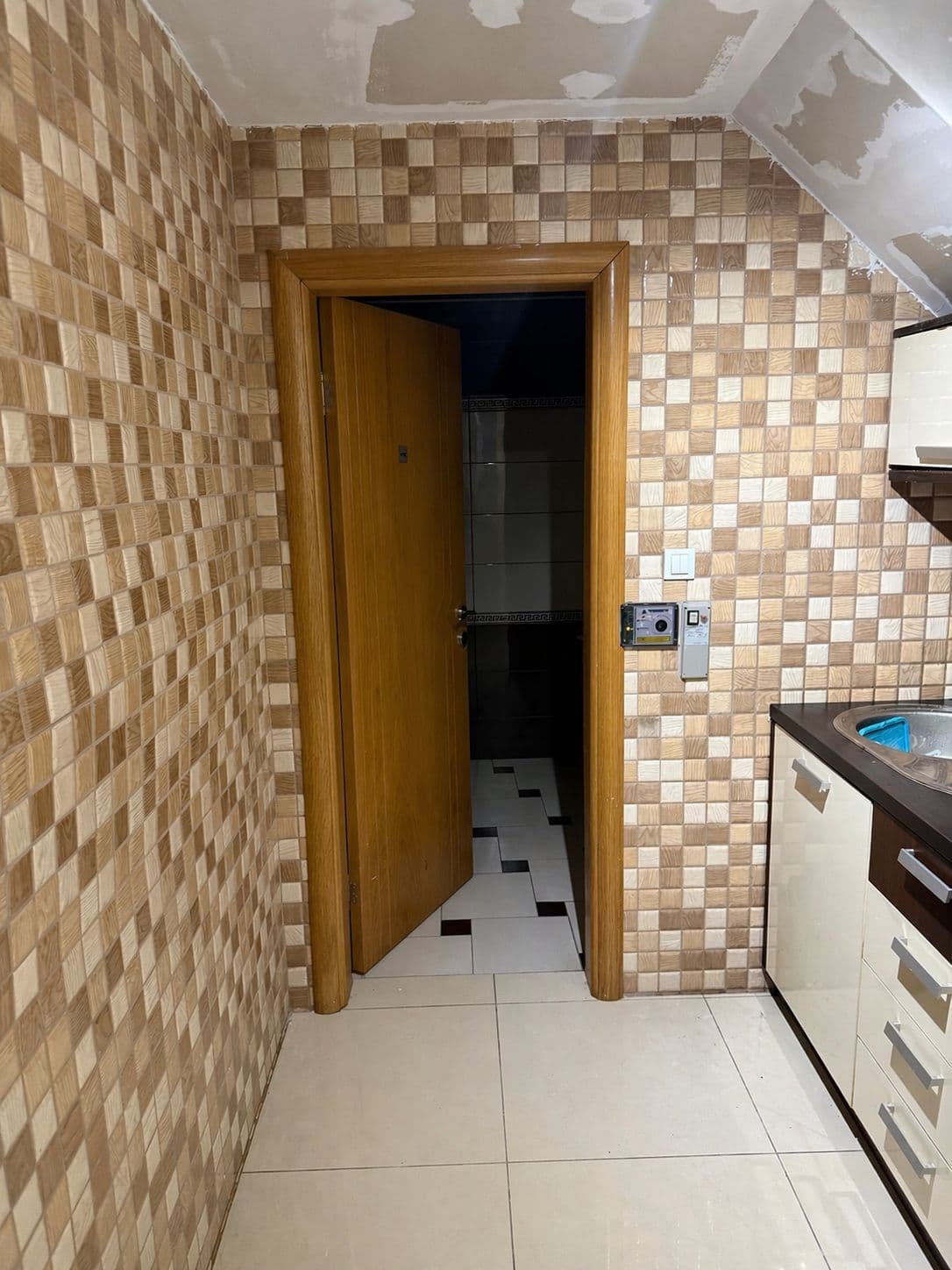 Се изнајмува деловен простор во Центар - За Изнајмување - Слика 10