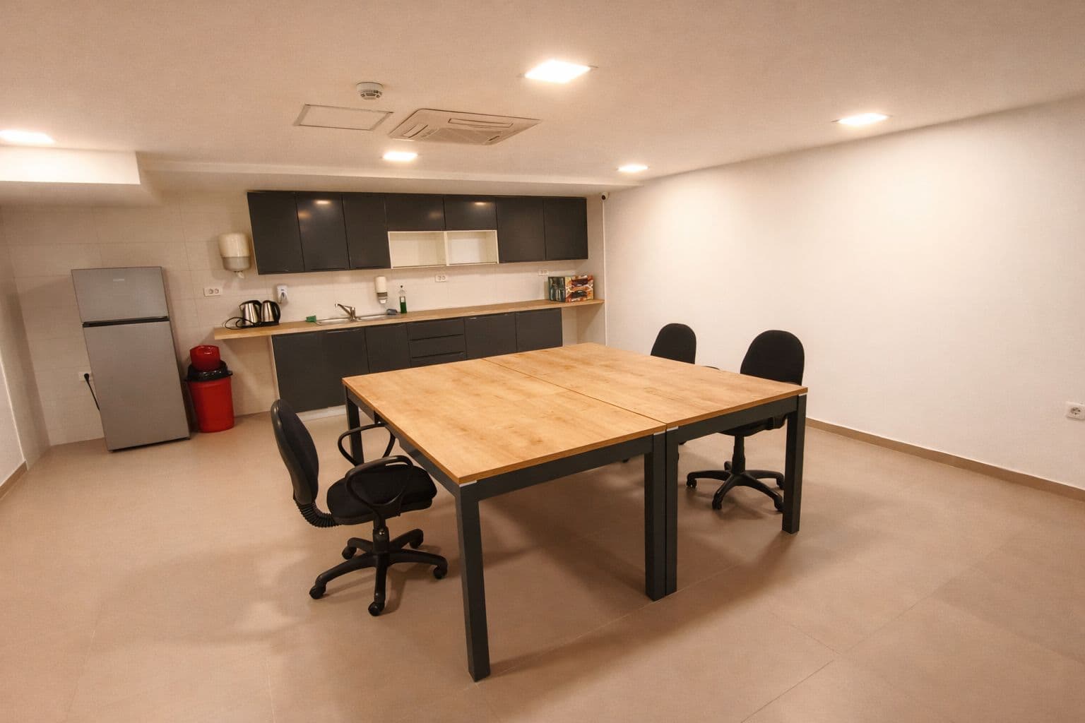 Се изнајмува деловен простор во Карпош - Слика 12