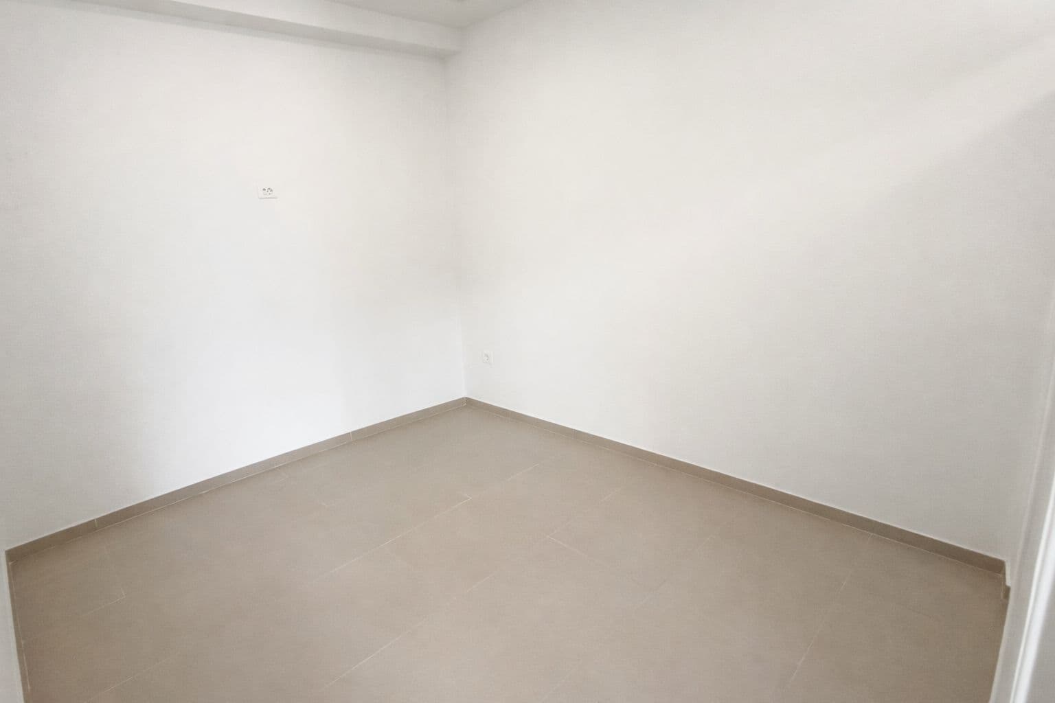 Се изнајмува деловен простор во Карпош - Слика 11