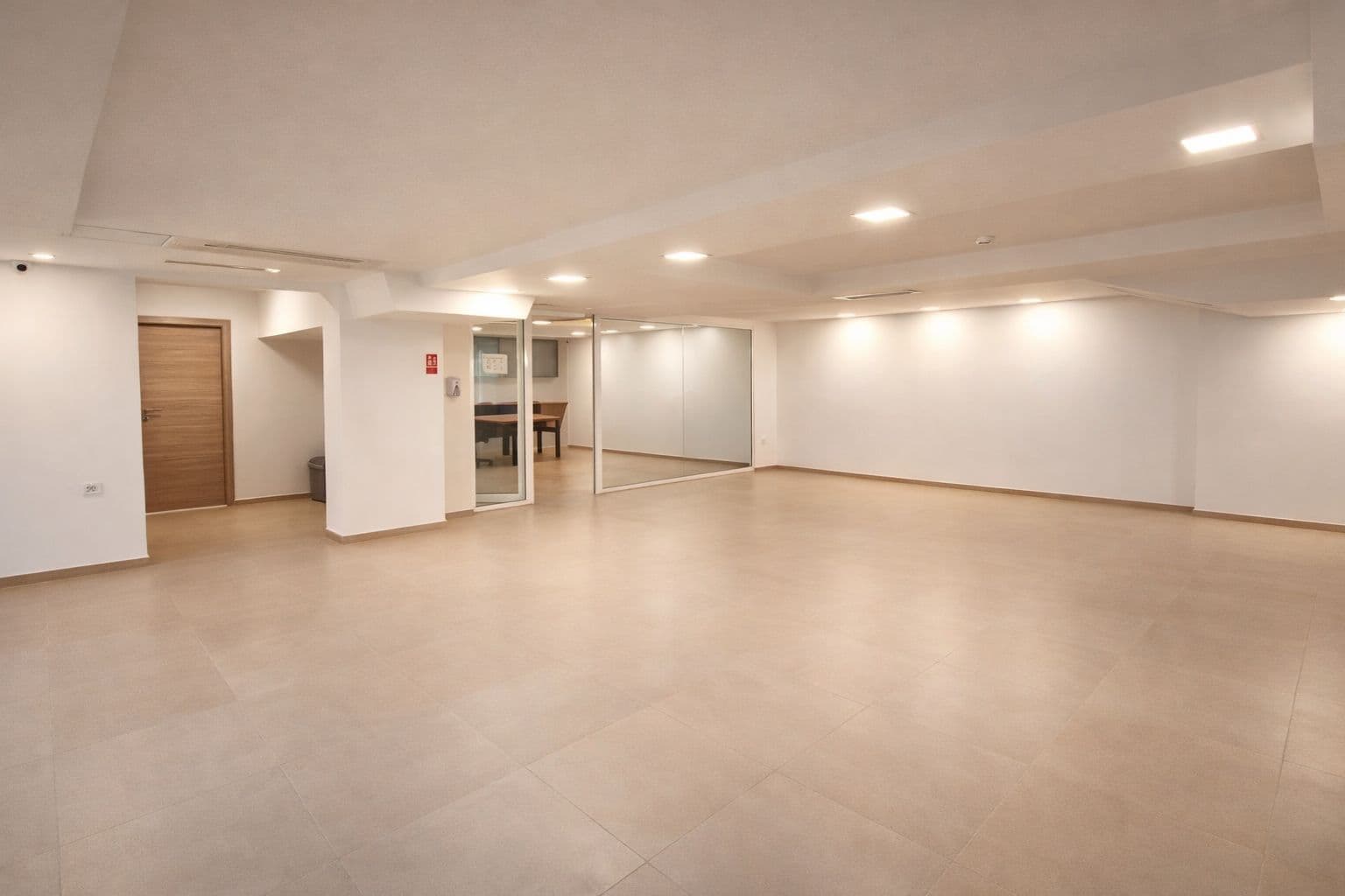 Се изнајмува деловен простор во Карпош - Слика 8