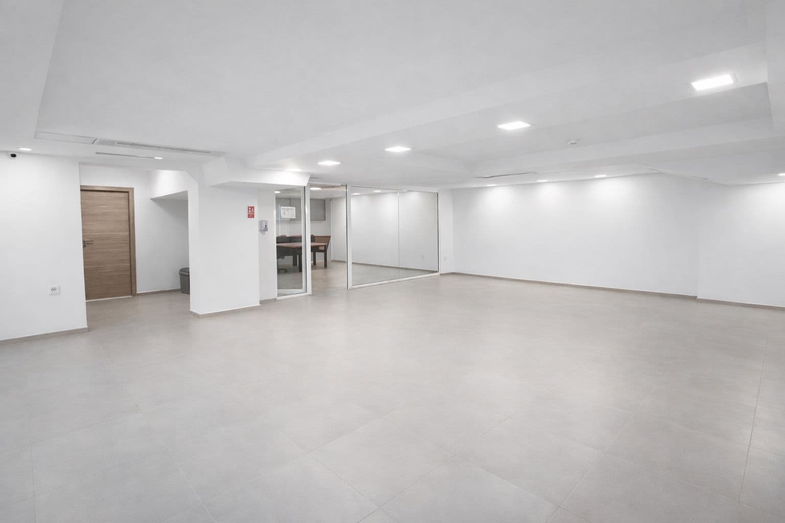 Се изнајмува деловен простор во Карпош - Слика 3