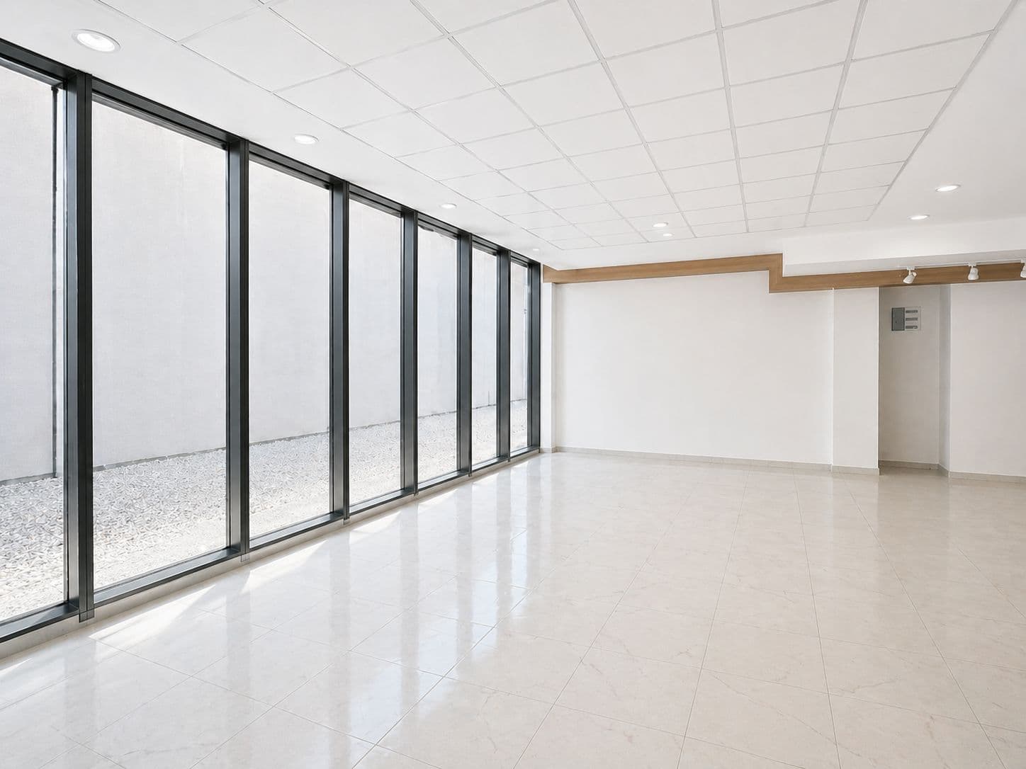 Деловен простор за изнајмување на одлична локација во Центар - 2