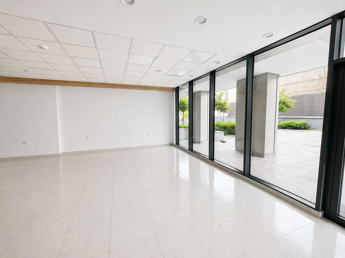 Деловен простор за изнајмување на одлична локација во Центар - За Изнајмување - Скопје