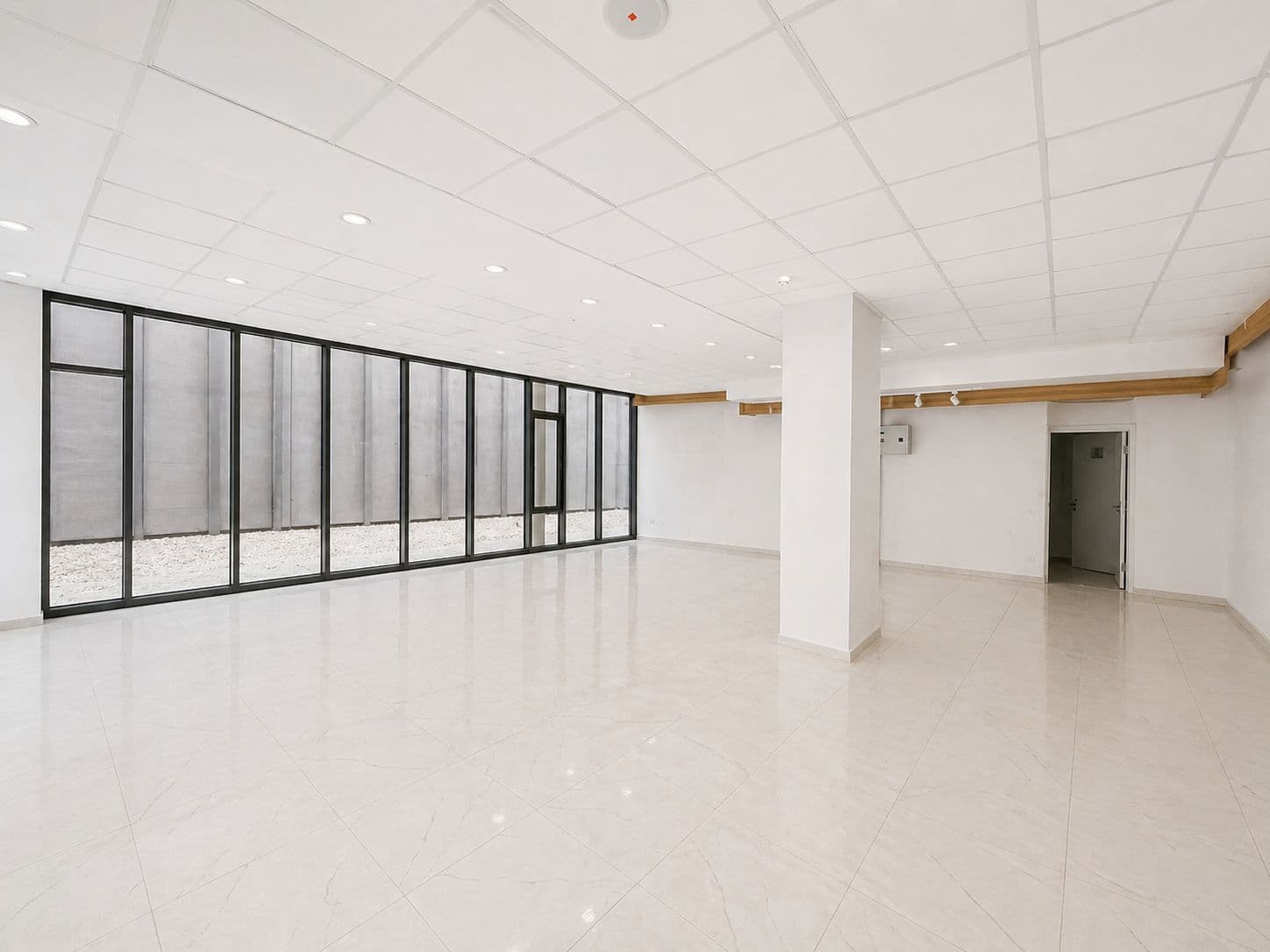 Деловен простор за изнајмување на одлична локација во Центар - За Изнајмување - Скопје - Слика 4