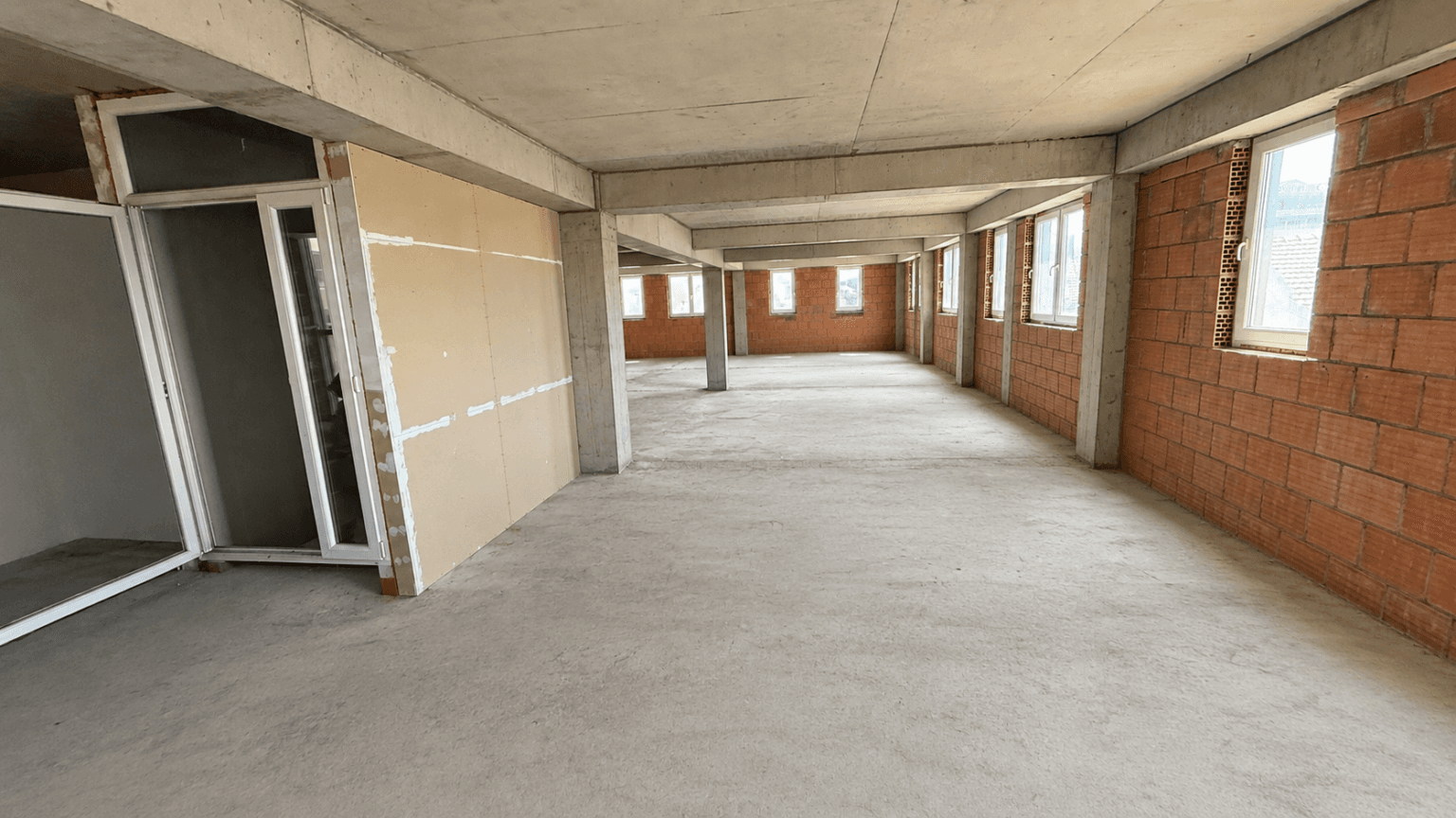 Commercial Building with Warehouse for Sale in Vizbegovo - For Sale - Skopje - Image 27