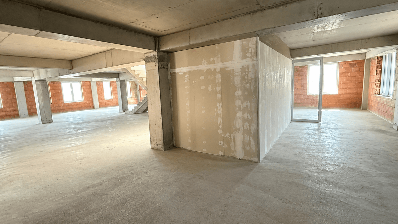 Commercial Building with Warehouse for Sale in Vizbegovo - For Sale - Skopje - Image 25