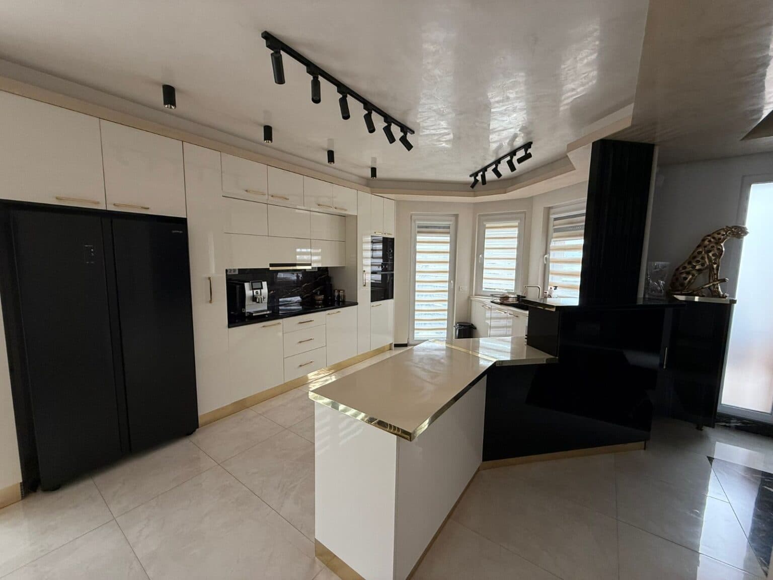 House 260m2 in Ilinden - For Sale - Skopje - Image 4