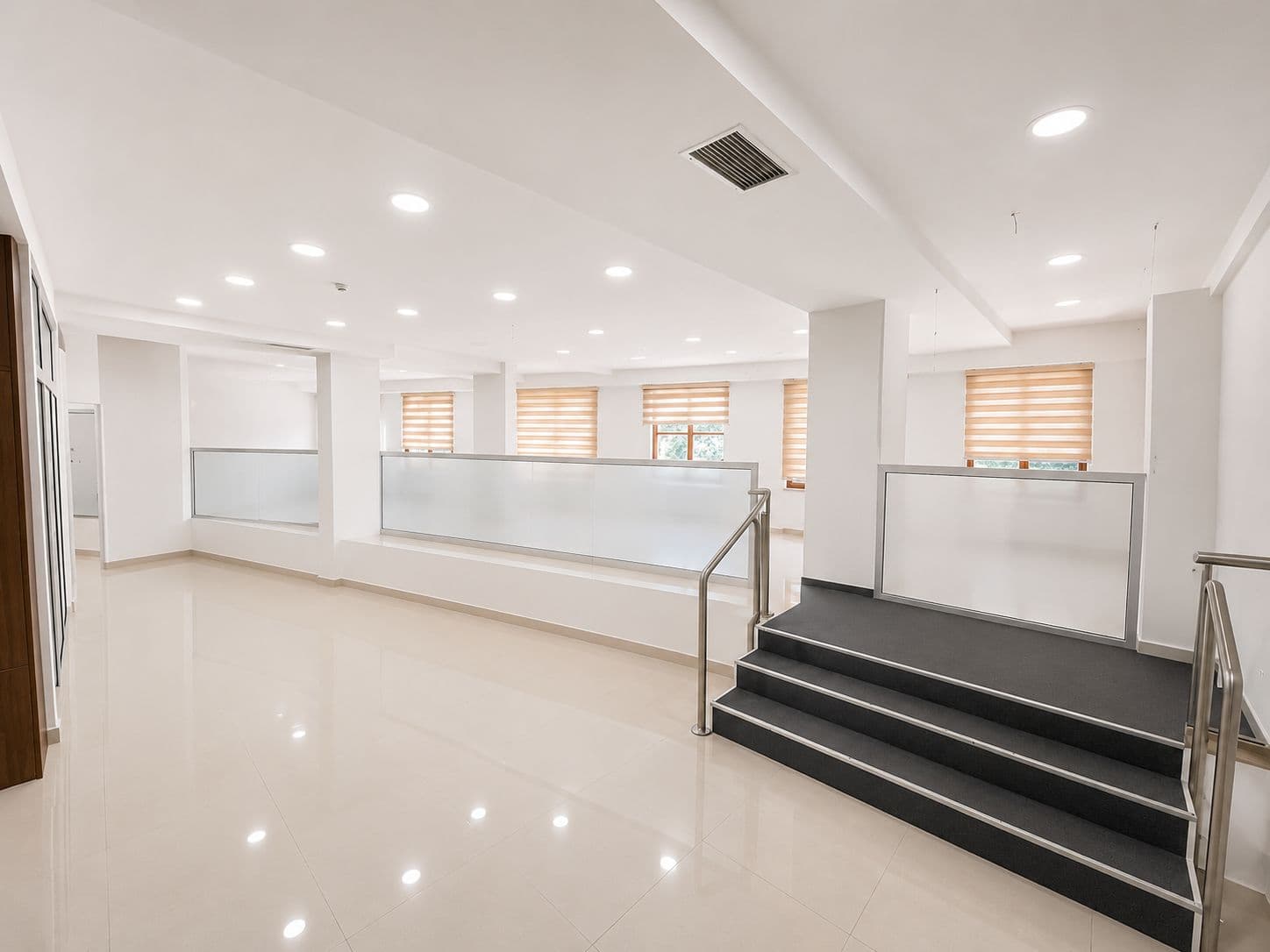 Office Space for Sale – 226 m² in a Business Building in the Center of Skopje - For Sale - Centar - Image 7