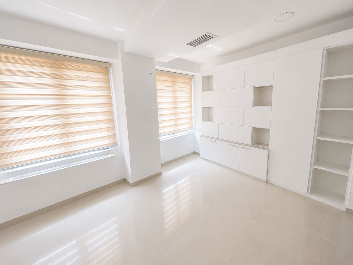 Office Space for Sale – 226 m² in a Business Building in the Center of Skopje - For Sale - Centar - Image 4