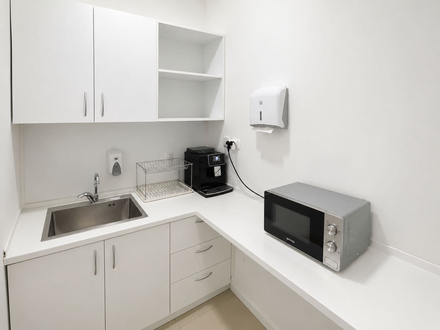 Office Space for Sale – 226 m² in a Business Building in the Center of Skopje - For Sale - Centar - Image 6