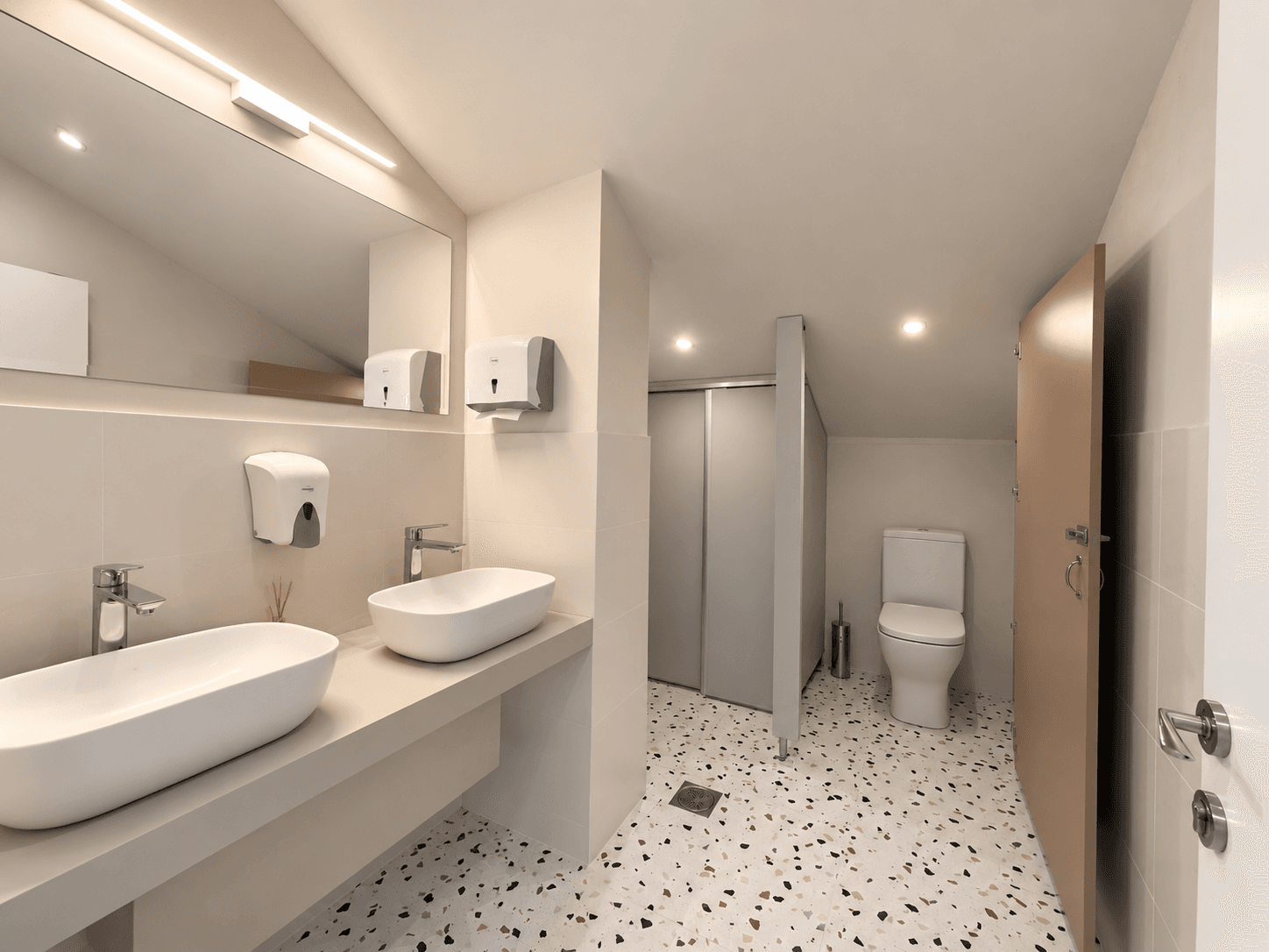 Се издава деловен простор од 210 м² - 3