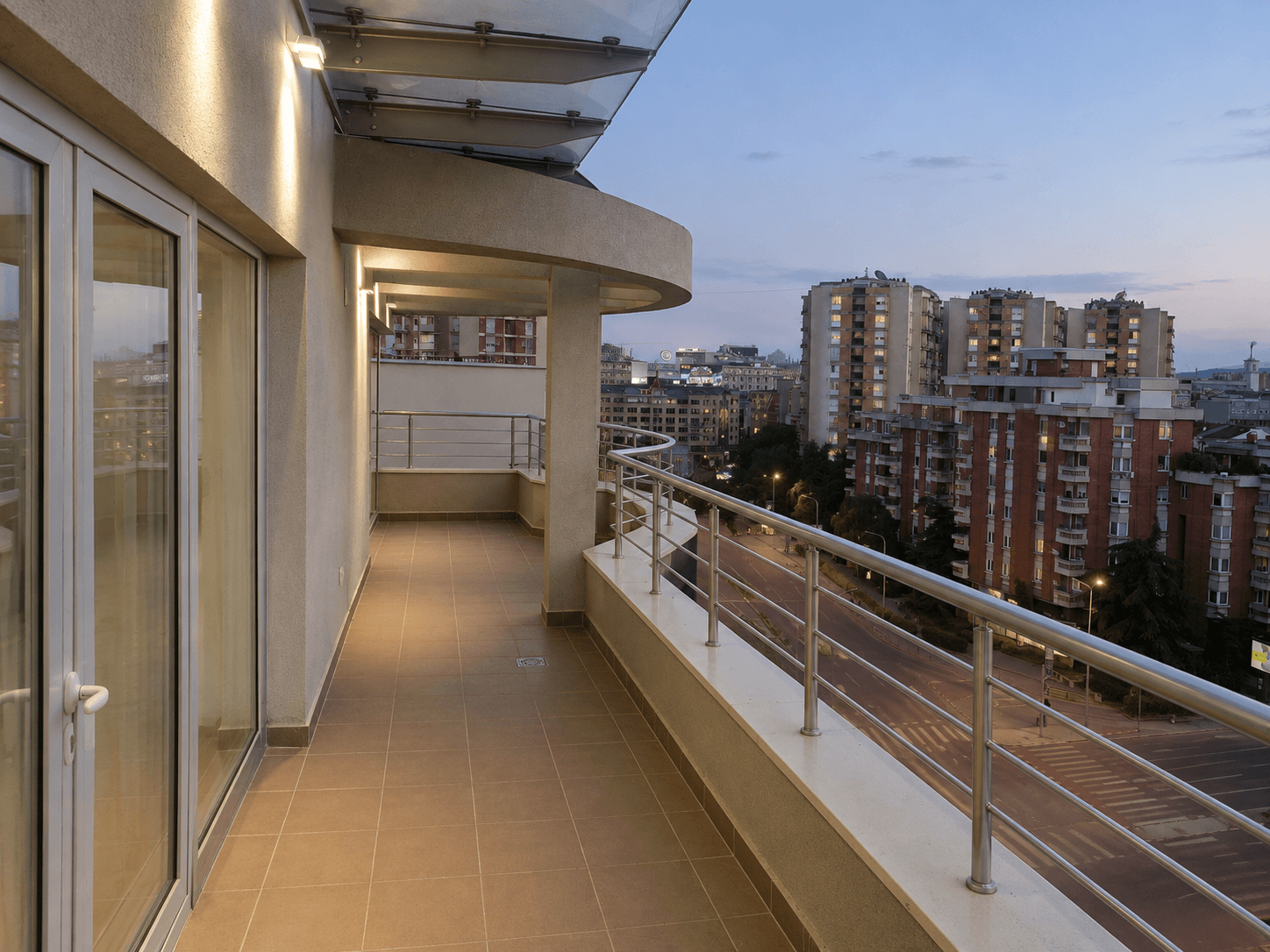 Се издава деловен простор од 120 м² со тераса Центар - За Изнајмување - Центар - Слика 6