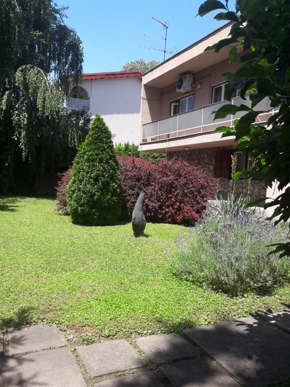 Куќа на ексклузивна локација на Партизанска со 612м2 двор - За Продажба - Карпош - Слика 1