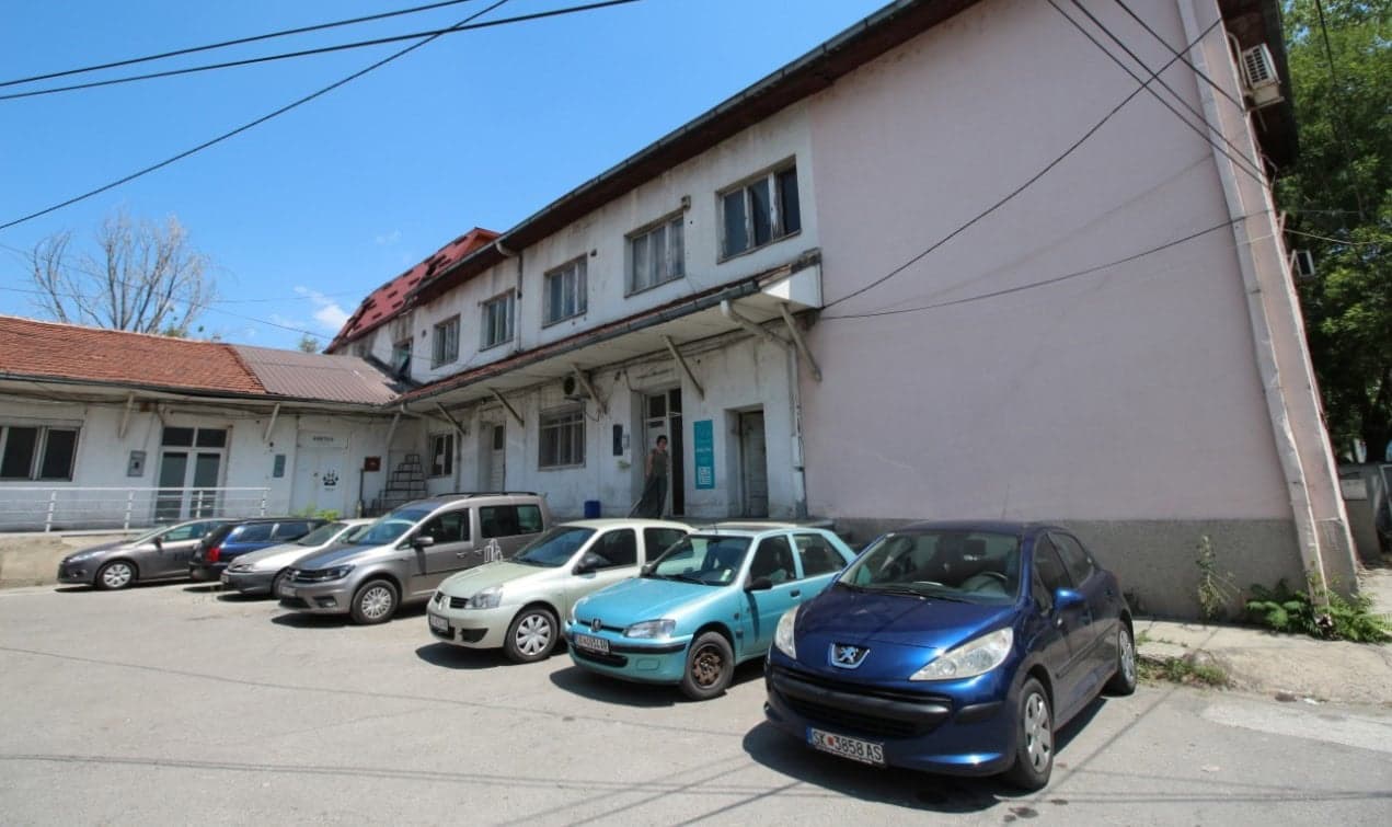 Деловен простор на одлична локација - За Изнајмување - Центар - Слика 4