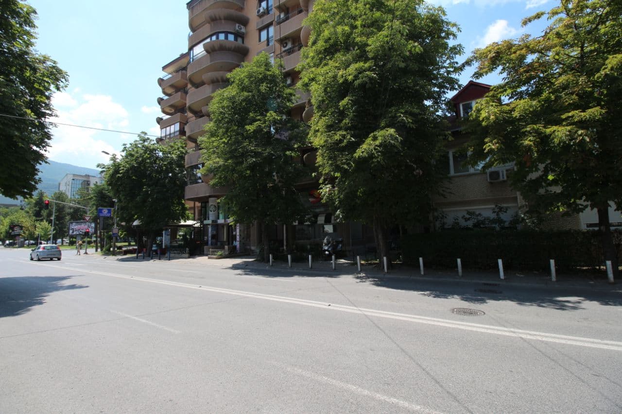 Деловен простор на одлична локација - За Изнајмување - Центар - Слика 1