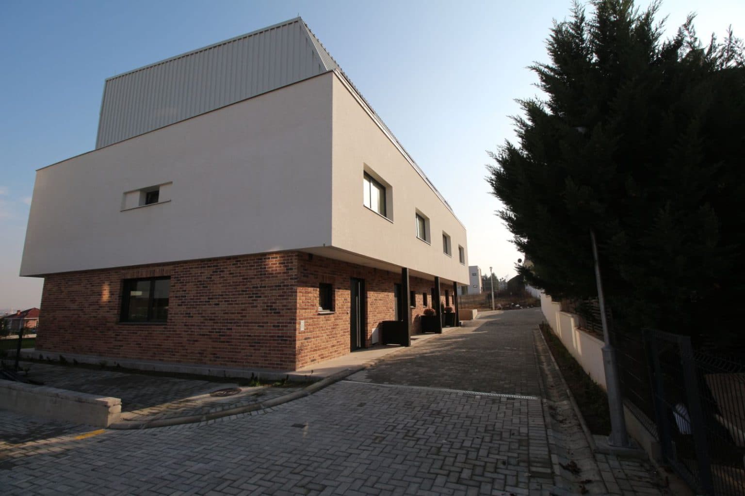 Куќа во затворен комплекс во Бардовци - За Изнајмување - Бардовци - Слика 3