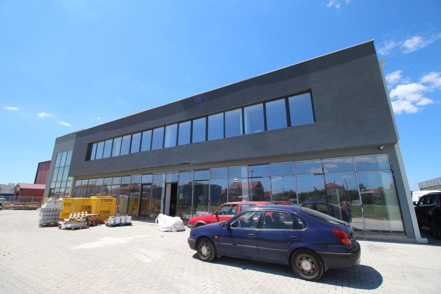 Warehouse with showroom 600m2 - For Rent - Ilinden - Image 1
