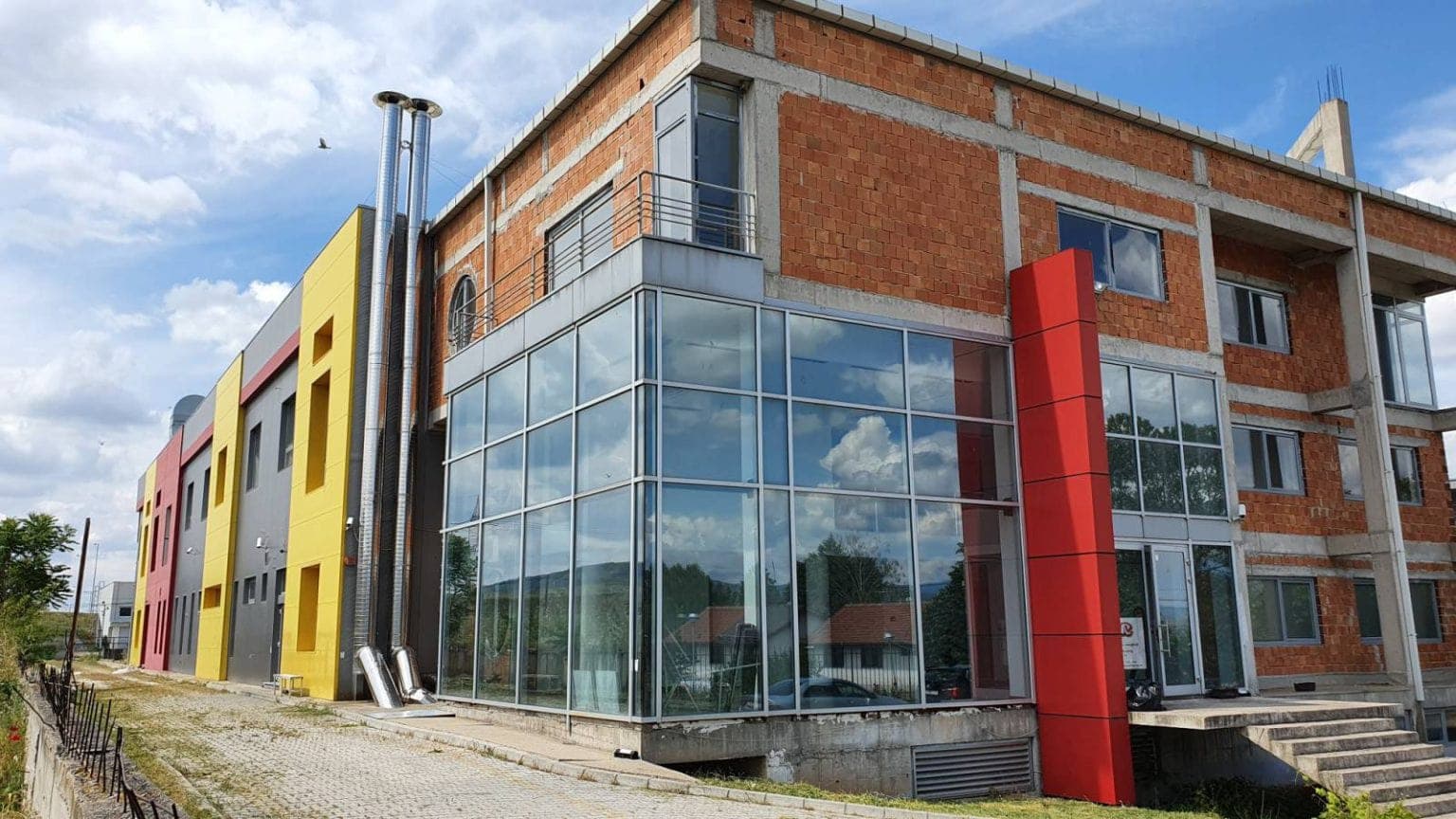 Business facility available for factory or warehouse - For Rent - Shtip - Image 1