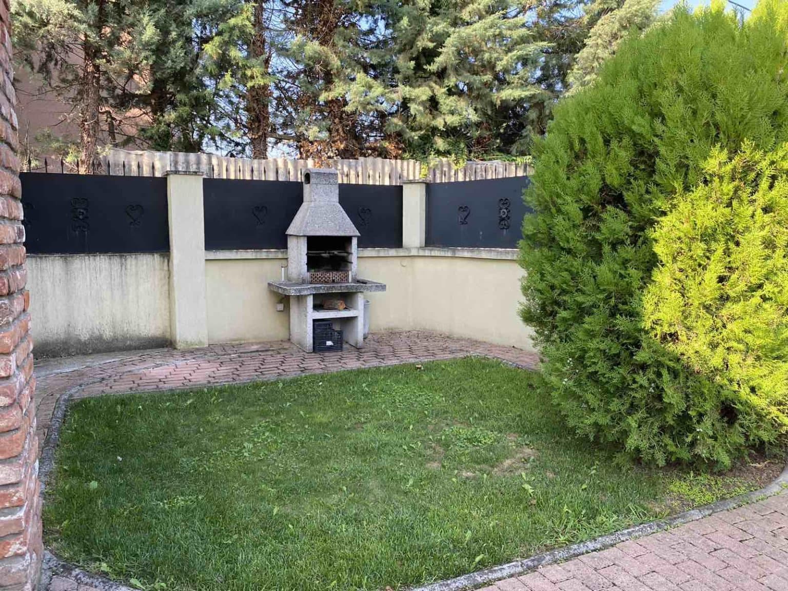 Вила со прекрасен двор и базен - За Изнајмување - Аеродром - Слика 12