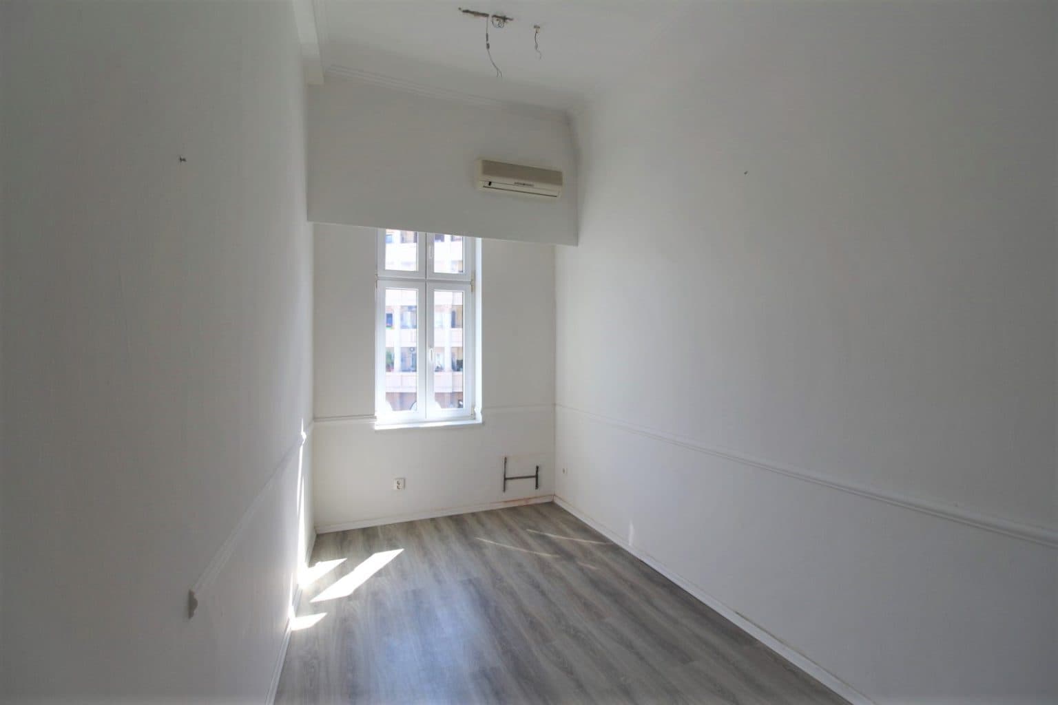 Се изнајмува деловен простор на плоштад - За Изнајмување - Центар - Слика 3