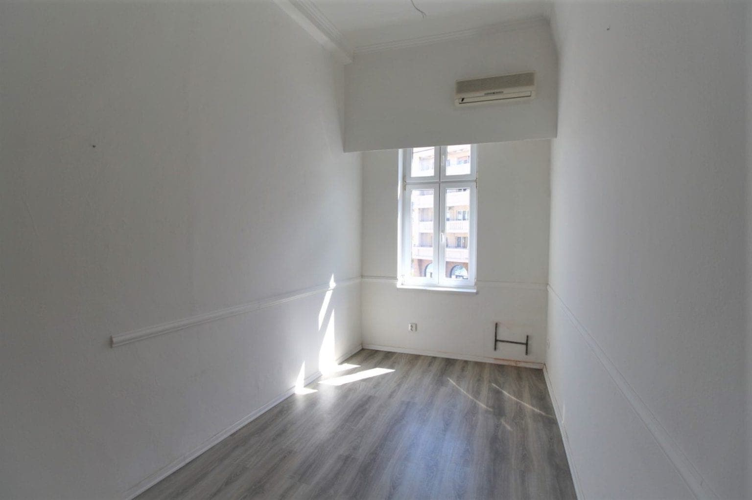 Се изнајмува деловен простор на плоштад - За Изнајмување - Центар - Слика 6