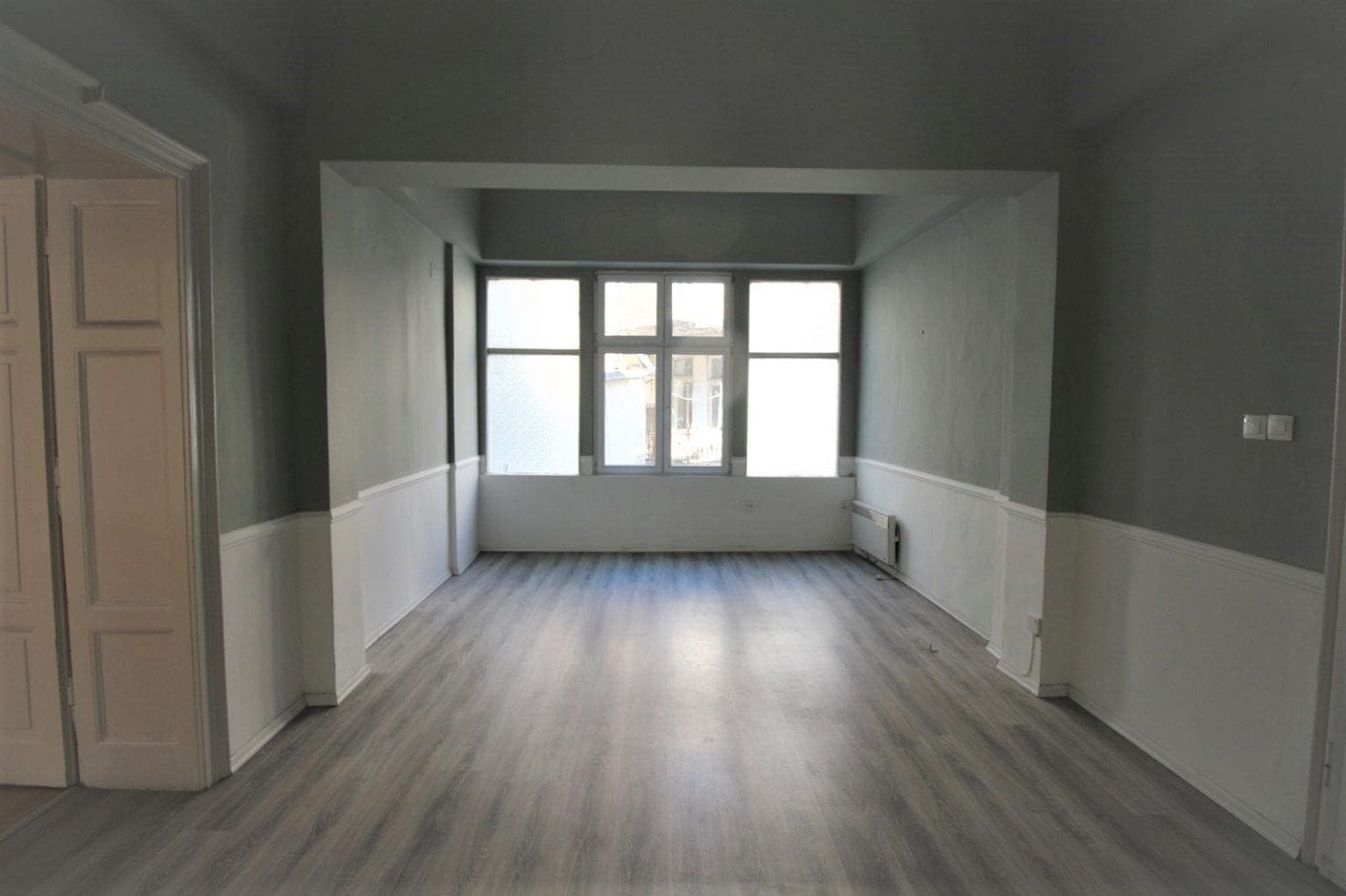 Се изнајмува деловен простор на плоштад - За Изнајмување - Центар - Слика 2