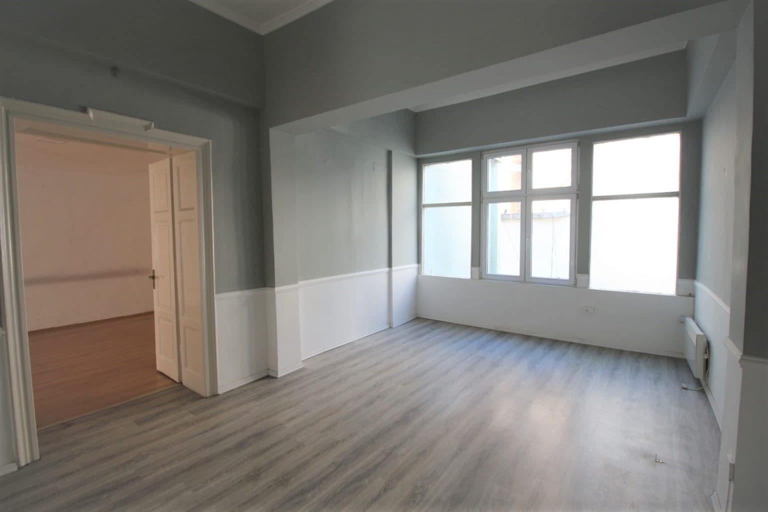 Се изнајмува деловен простор на плоштад - За Изнајмување - Центар - Слика 1