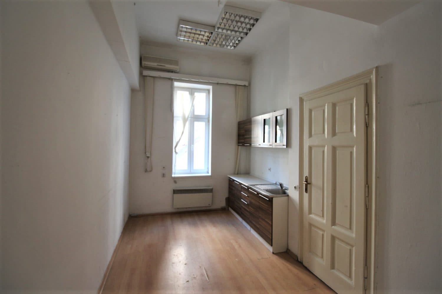 Се изнајмува деловен простор на плоштад - За Изнајмување - Центар - Слика 10