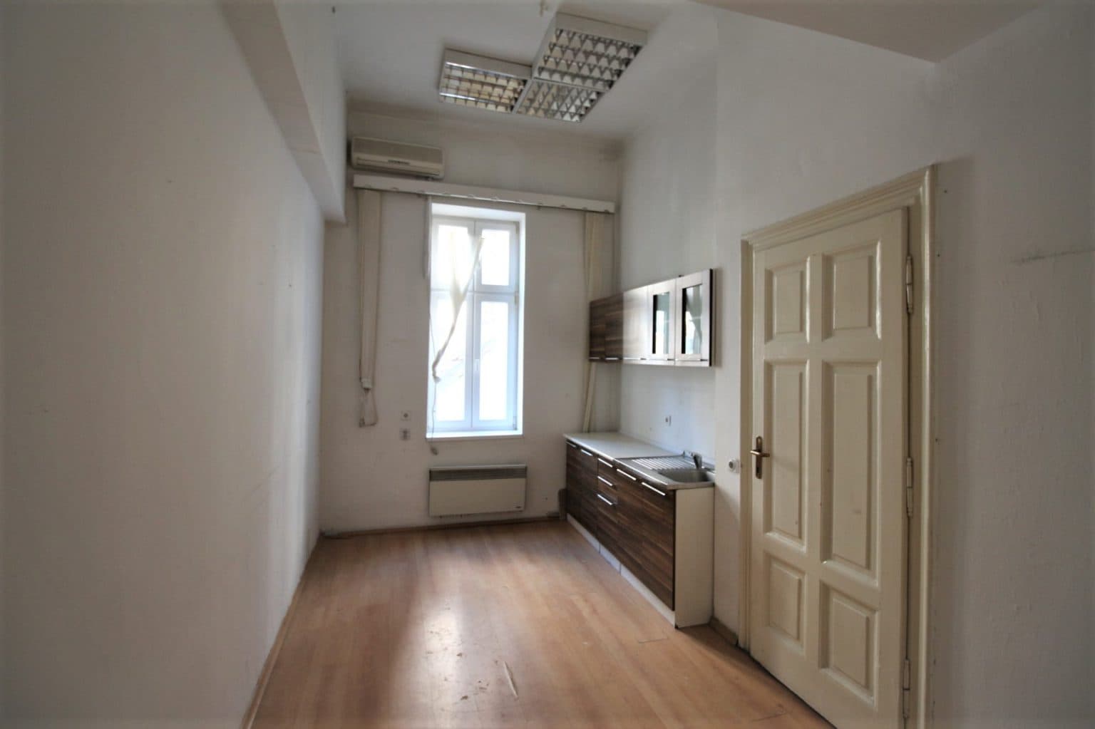 Се изнајмува деловен простор на плоштад - За Изнајмување - Центар - Слика 10