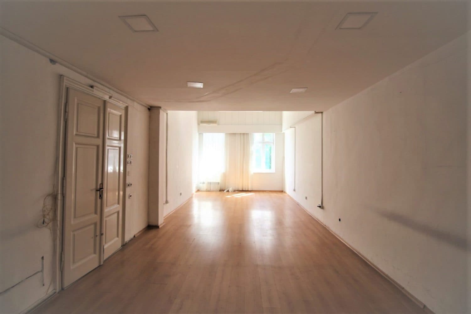 Се изнајмува деловен простор на плоштад - За Изнајмување - Центар - Слика 5