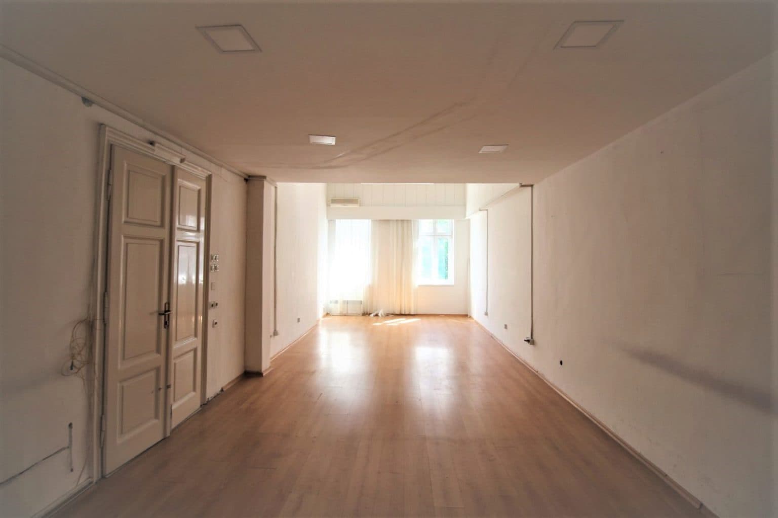 Се изнајмува деловен простор на плоштад - За Изнајмување - Центар - Слика 5