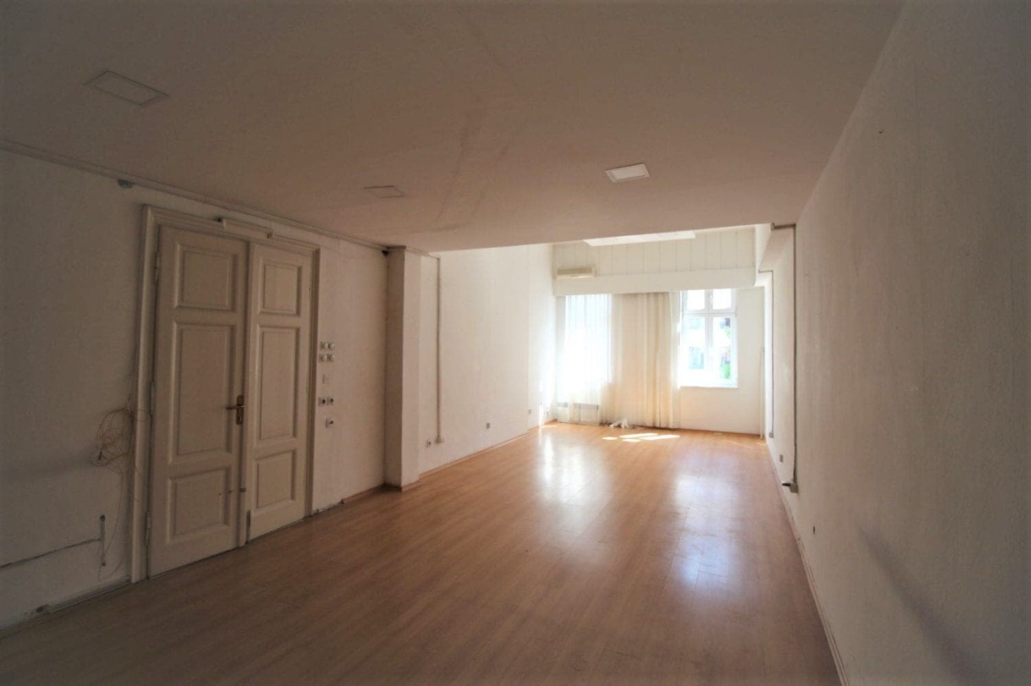 Се изнајмува деловен простор на плоштад - За Изнајмување - Центар - Слика 8