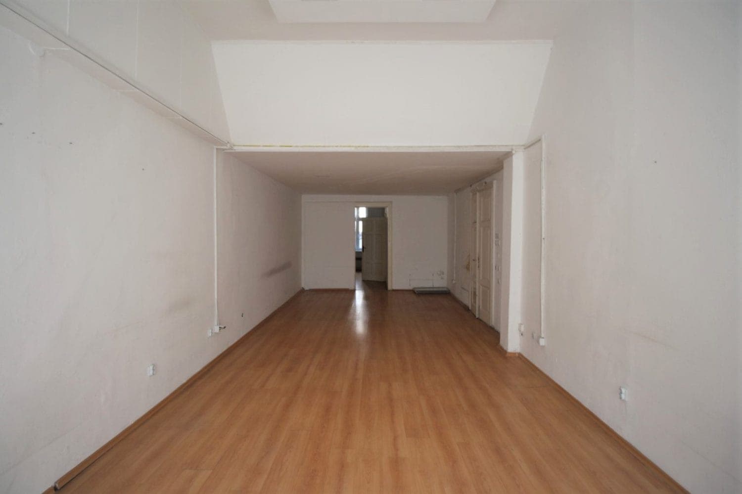 Се изнајмува деловен простор на плоштад - За Изнајмување - Центар - Слика 7