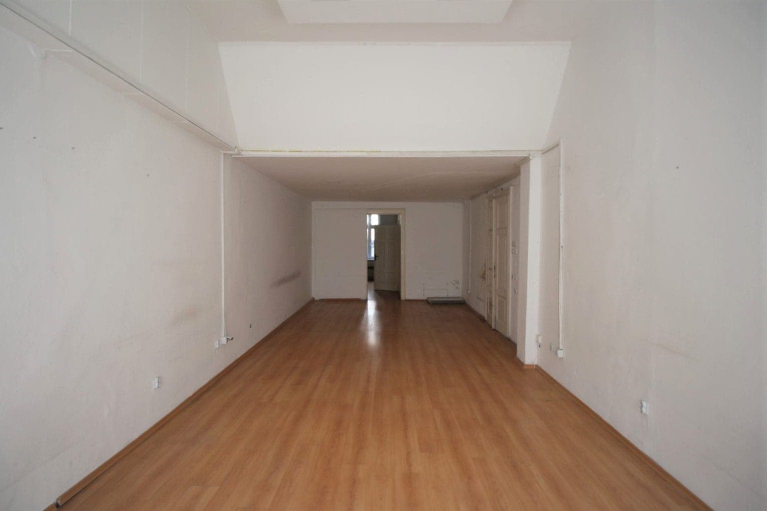 Се изнајмува деловен простор на плоштад - За Изнајмување - Центар - Слика 7